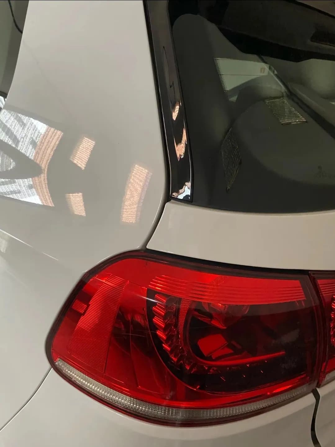 Okrasne plastike zadnjega spojlerja Golf MK6 4